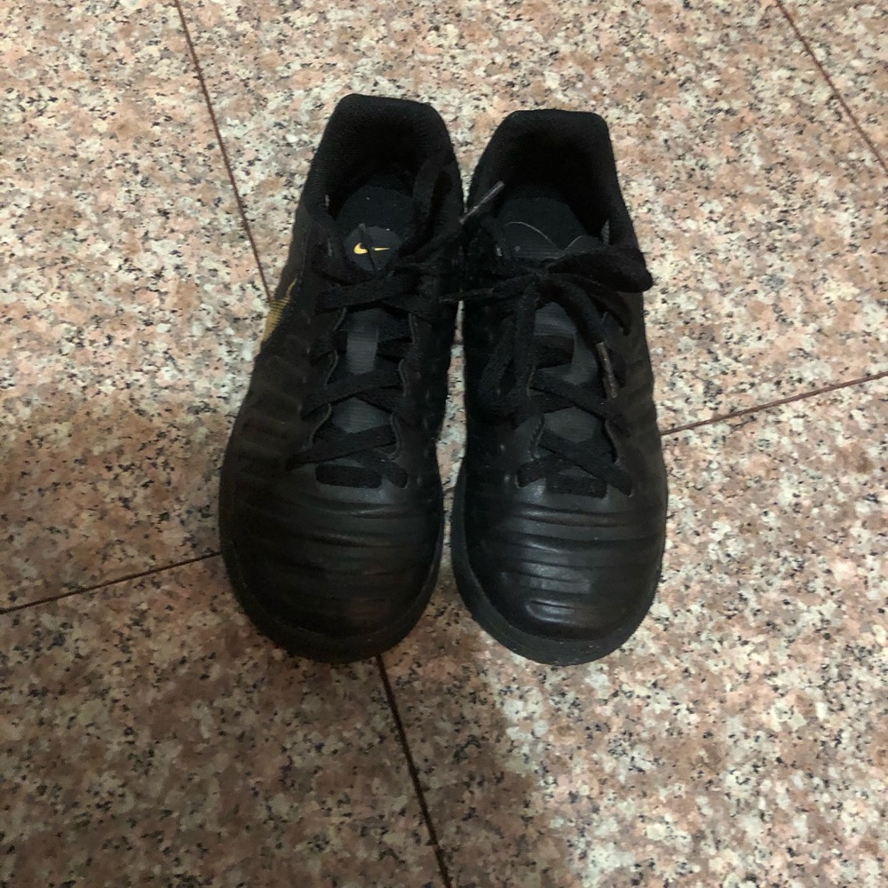 Indoor soccer shoes